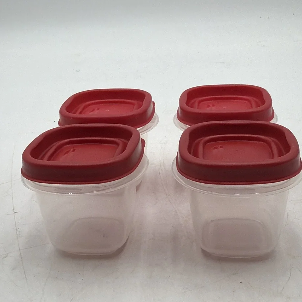 Set of 4 Rubbermaid Square 4 oz Storage Containers With Easy Find Lids 7J53